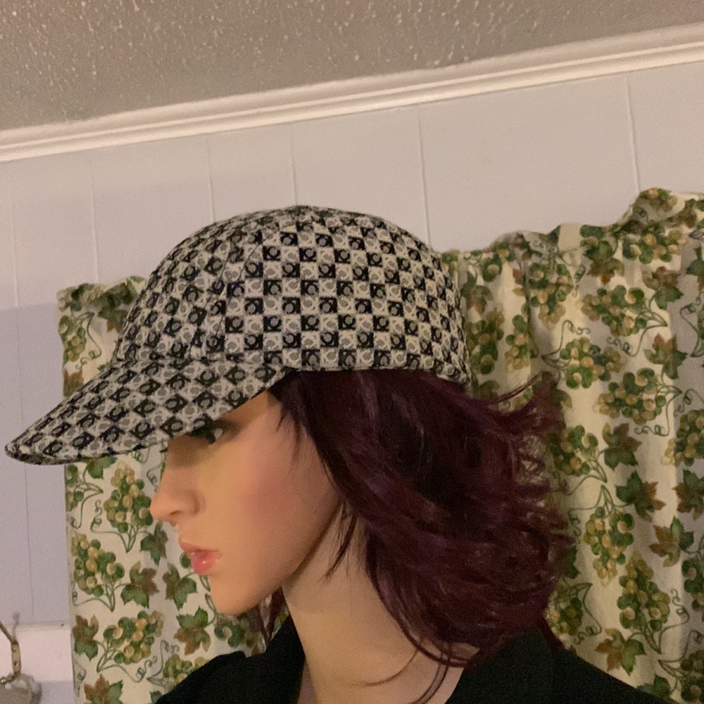 Lizclaiborne fashionable cap good condition and clean